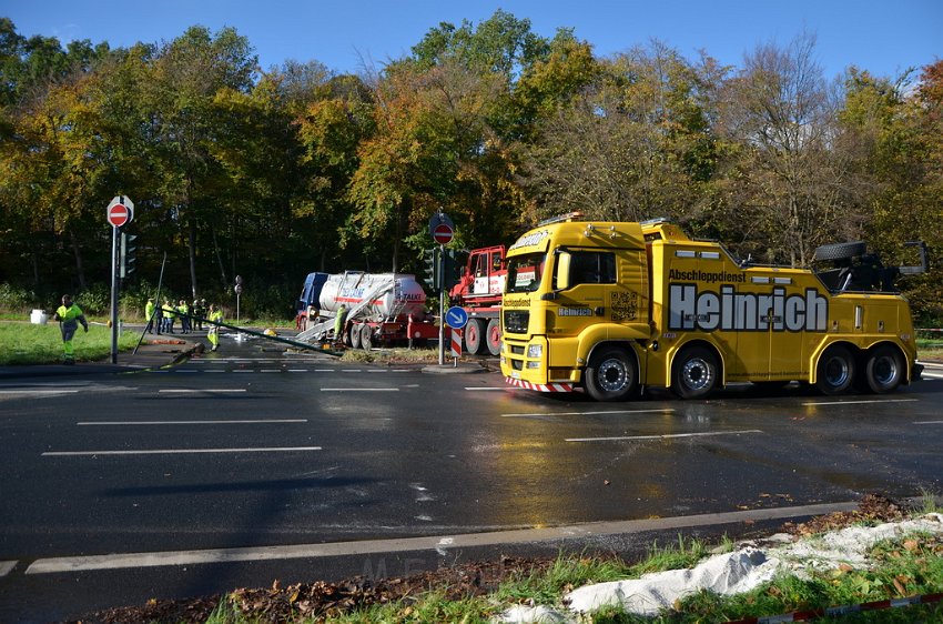 VU Tanklastzug umgestuerzt Huerth Industriestr P451.JPG